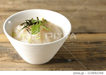 三つ葉、刻み海苔、わさびが乗った出汁を入れる前の鯛茶漬け 三つ葉、刻み海苔、わさびが乗った出汁を入れる前の鯛茶漬け 113692348