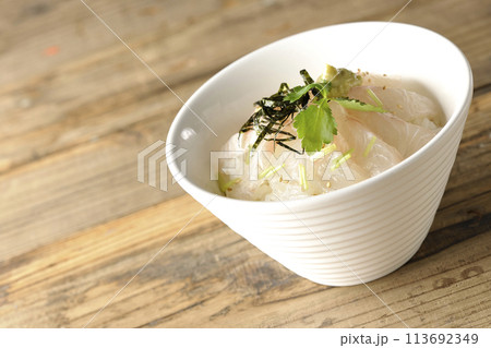 三つ葉、刻み海苔、わさびが乗った出汁を入れる前の鯛茶漬け 三つ葉、刻み海苔、わさびが乗った出汁を入れる前の鯛茶漬け 113692349