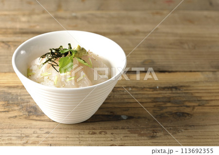 三つ葉、刻み海苔、わさびが乗った出汁を入れる前の鯛茶漬け 三つ葉、刻み海苔、わさびが乗った出汁を入れる前の鯛茶漬け 113692355