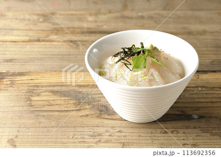 三つ葉、刻み海苔、わさびが乗った出汁を入れる前の鯛茶漬け 113692356