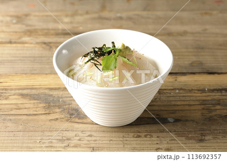 三つ葉、刻み海苔、わさびが乗った出汁を入れる前の鯛茶漬け 三つ葉、刻み海苔、わさびが乗った出汁を入れる前の鯛茶漬け 113692357
