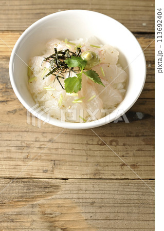 三つ葉、刻み海苔、わさびが乗った出汁を入れる前の鯛茶漬けを俯瞰で撮影 113692404