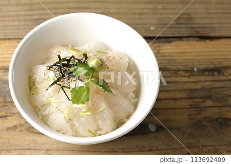三つ葉、刻み海苔、わさびが乗った出汁を入れる前の鯛茶漬けを俯瞰で撮影 三つ葉、刻み海苔、わさびが乗った出汁を入れる前の鯛茶漬けを俯瞰で撮影 113692409
