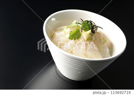 三つ葉、刻み海苔、わさびが乗った出汁を入れる前の鯛茶漬けを黒背景で撮影 113692719