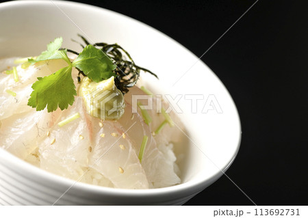 三つ葉、刻み海苔、わさびが乗った出汁を入れる前の鯛茶漬けを黒背景で撮影 三つ葉、刻み海苔、わさびが乗った出汁を入れる前の鯛茶漬けを黒背景で撮影 113692731