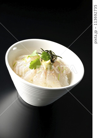 三つ葉、刻み海苔、わさびが乗った出汁を入れる前の鯛茶漬けを黒背景で撮影 三つ葉、刻み海苔、わさびが乗った出汁を入れる前の鯛茶漬けを黒背景で撮影 113692735