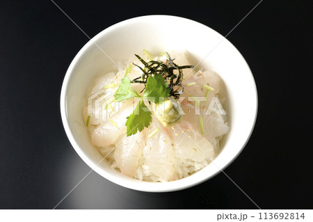 三つ葉、刻み海苔、わさびが乗った出汁を入れる前の鯛茶漬けを黒背景で俯瞰撮影 三つ葉、刻み海苔、わさびが乗った出汁を入れる前の鯛茶漬けを黒背景で俯瞰撮影 113692814