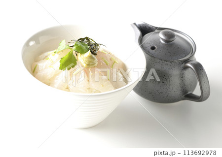 三つ葉、刻み海苔、わさびが乗った出汁を入れる前の鯛茶漬けと急須を白背景で撮影 三つ葉、刻み海苔、わさびが乗った出汁を入れる前の鯛茶漬けと急須を白背景で撮影 113692978