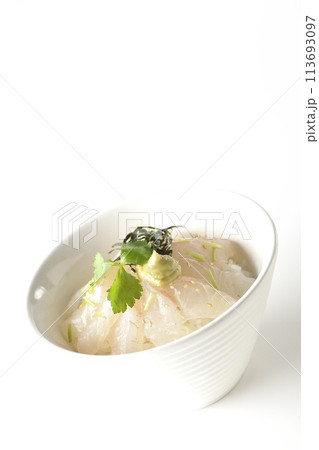 三つ葉、刻み海苔、わさびが乗った出汁を入れる前の鯛茶漬けを白背景で撮影 113693097