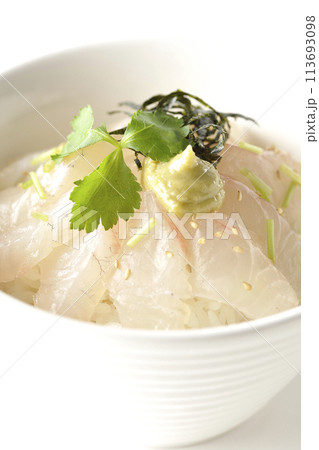 三つ葉、刻み海苔、わさびが乗った出汁を入れる前の鯛茶漬けを白背景で撮影 113693098