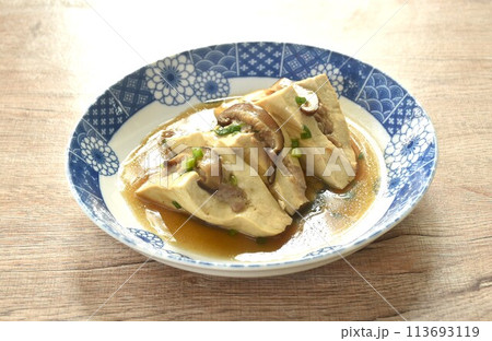 steamed white tofu stuffed mashed pork in gravy sauce on plate  113693119