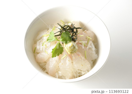 三つ葉、刻み海苔、わさびが乗った出汁を入れる前の鯛茶漬けを白背景で俯瞰撮影 113693122