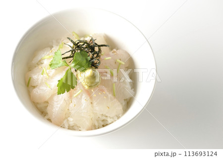 三つ葉、刻み海苔、わさびが乗った出汁を入れる前の鯛茶漬けを白背景で俯瞰撮影 113693124
