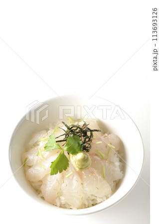 三つ葉、刻み海苔、わさびが乗った出汁を入れる前の鯛茶漬けを白背景で俯瞰撮影 三つ葉、刻み海苔、わさびが乗った出汁を入れる前の鯛茶漬けを白背景で俯瞰撮影 113693126