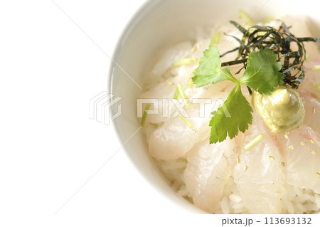 三つ葉、刻み海苔、わさびが乗った出汁を入れる前の鯛茶漬けを白背景で俯瞰撮影 113693132