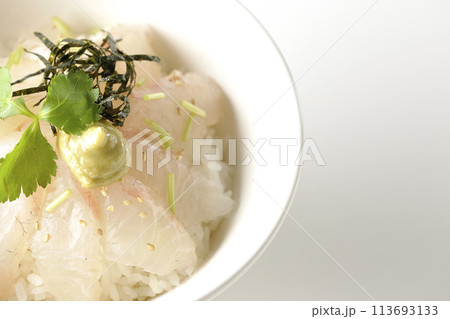 三つ葉、刻み海苔、わさびが乗った出汁を入れる前の鯛茶漬けを白背景で俯瞰撮影 三つ葉、刻み海苔、わさびが乗った出汁を入れる前の鯛茶漬けを白背景で俯瞰撮影 113693133