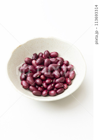 白背景に大正金時豆 113693314