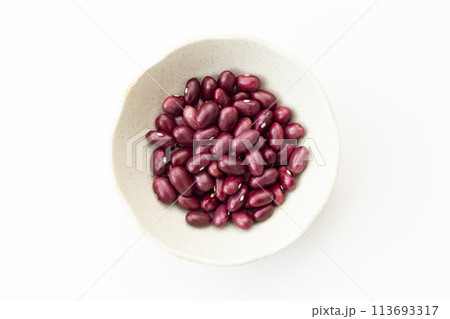 白背景に大正金時豆 白背景に大正金時豆 113693317