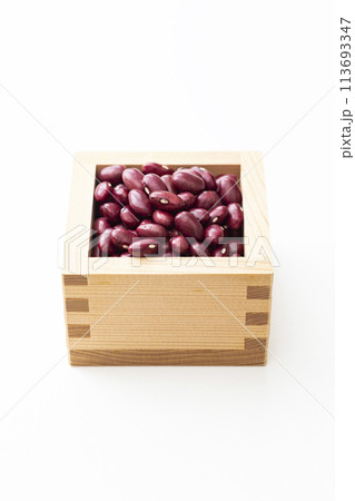 白背景に大正金時豆 白背景に大正金時豆 113693347