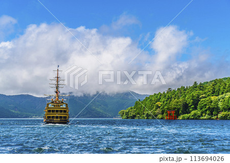 夏の芦ノ湖　元箱根港を出港した箱根観光船【神奈川県・箱根町】 113694026