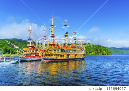 夏の芦ノ湖 箱根町港に停泊する箱根観光船【神奈川県・箱根町】 夏の芦ノ湖 箱根町港に停泊する箱根観光船【神奈川県・箱根町】 113694037