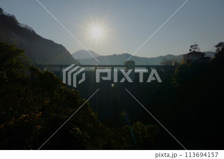 三瓶ダム堤体と三瓶山と太陽 113694157