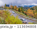 （群馬県）紅葉が美しい志賀草津道路（さわやか街道）つづら折りの万座三差路付近 113694808