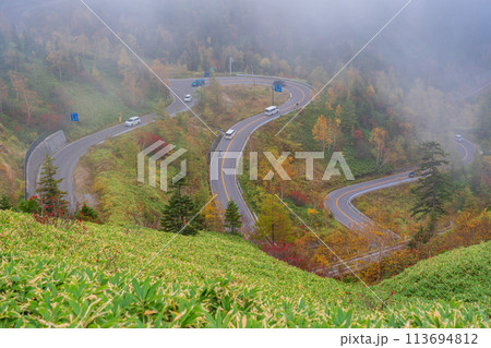 （群馬県）紅葉が美しい志賀草津道路（さわやか街道）　つづら折りの万座三差路付近 113694812