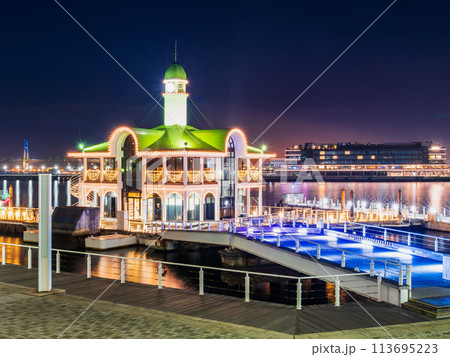 横浜ベイエリア　夜のぷかりさん橋 113695223