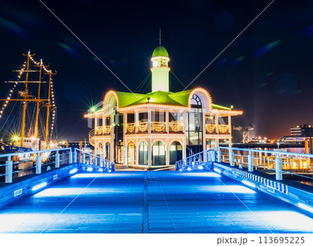 横浜ベイエリア　夜のぷかりさん橋 113695225