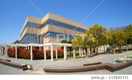 芦原公園内にある箕面市立メイプルホール 113695331