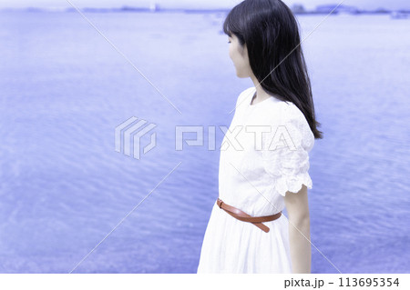 海を散策する白ワンピースの女性 113695354