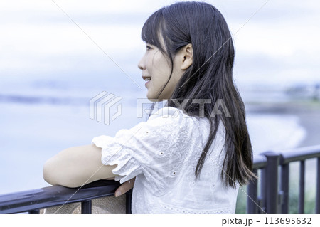 海を眺める女性の横顔 113695632