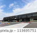 秋空と白い雲と酒田駅前 113695751