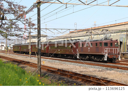 ［CR］秩父鉄道　広瀬川原車両基地にて出庫点検中のSLパレオエクスプレス旧型客車特別運行 113696125