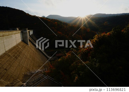東郷ダムの堤体と太陽 113696821