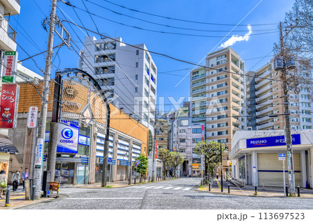 神奈川県相模原市の都市風景　小田急相模原駅　アクト南口一番街 113697523