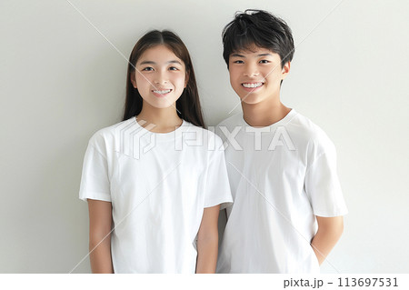 白いTシャツを着て微笑むz世代の男女のポートレート 113697531