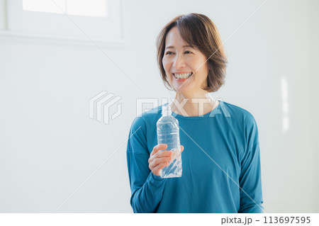 ヨガスタジオでヨガをする女性　 113697595