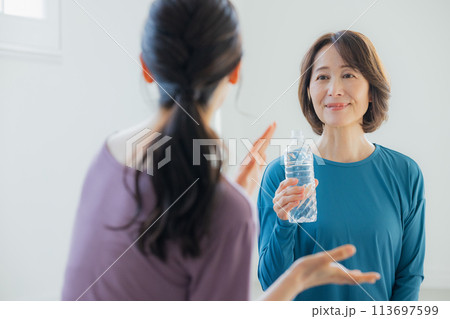 ヨガスタジオでヨガをする女性 ヨガスタジオでヨガをする女性 113697599
