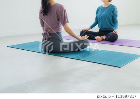 ヨガスタジオでヨガをする女性 ヨガスタジオでヨガをする女性 113697817