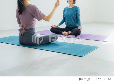 ヨガスタジオでヨガをする女性 ヨガスタジオでヨガをする女性 113697818