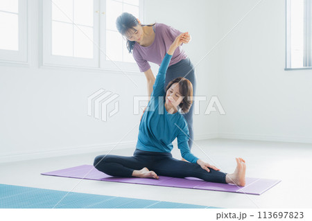 ヨガスタジオでヨガをする女性 　 113697823