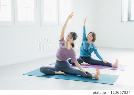 ヨガスタジオでヨガをする女性 　 113697824