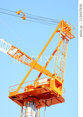 工事現場のクレーン 113697936