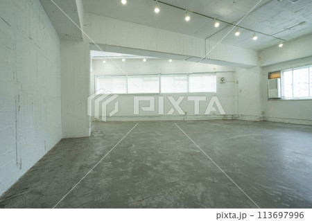 白い部屋,無機質な部屋,無機質な部屋の窓、空っぽの部屋 113697996