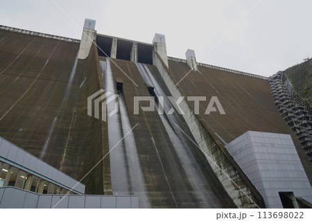 下流から見る宮ヶ瀬ダムの堤体 下流から見る宮ヶ瀬ダムの堤体 113698022