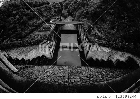 石小屋ダム天端から見る下流 113698244