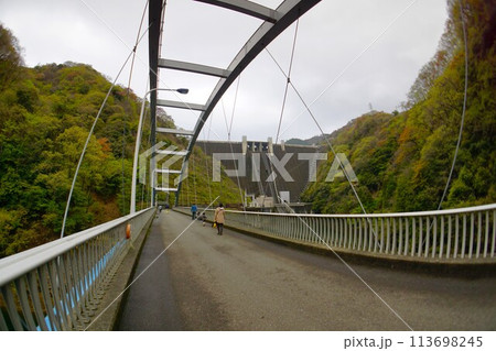 石小屋ダムの橋と宮ヶ瀬ダム 113698245