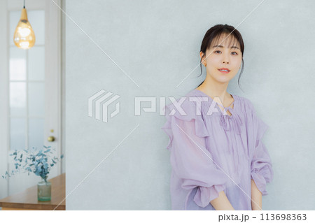 紫のブラウスの女性 紫のブラウスの女性 113698363
